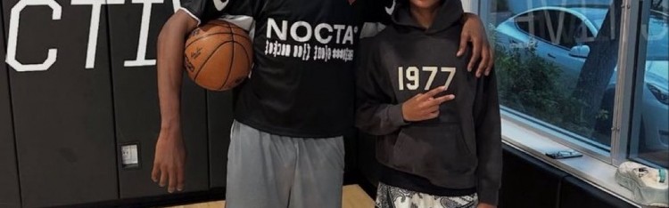 完美体育平台-美媒发布杜兰特与球迷合影 左手拇指护具拆除 脚部尺寸引人注目