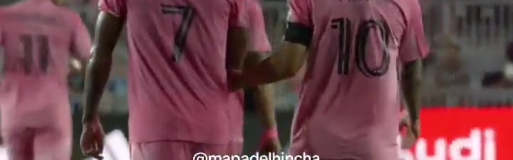 😳你小子要干啥？梅西想击掌，德保罗与其十指相扣＆被拍屁股