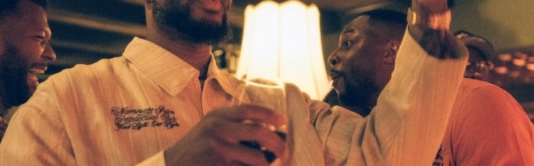 完美体育官方网站-亲友欢聚利拉德35岁生日趴！利拉德：敬我35岁一杯！