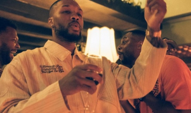 完美体育官方网站-亲友欢聚利拉德35岁生日趴！利拉德：敬我35岁一杯！