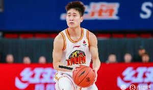 外线手感热得很！姜伟泽打满半场 三分8中6轰下20分3板5助